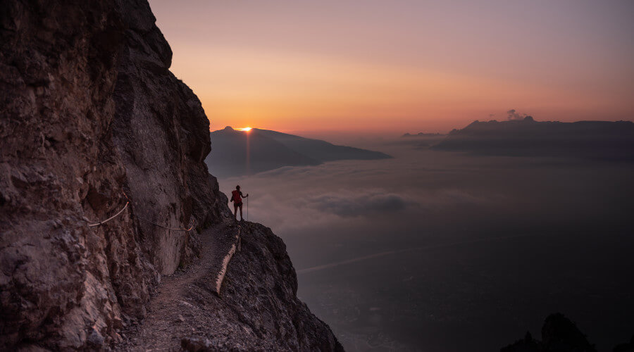 Wanderpfad an steiler Bergkannte im Nebelmeer