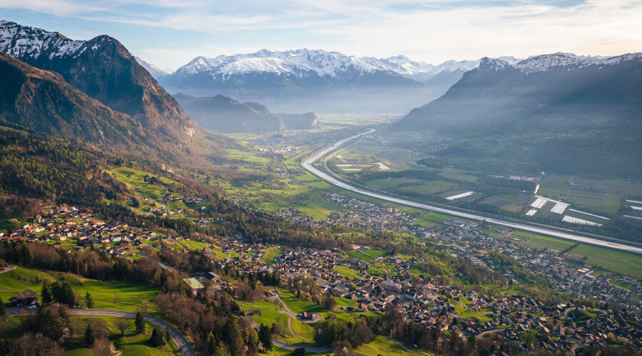 Blick vom Berg ins Tal im Herbst