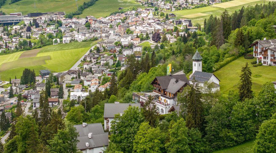 Verschiedene Gebäude in den Bergen im Sommer