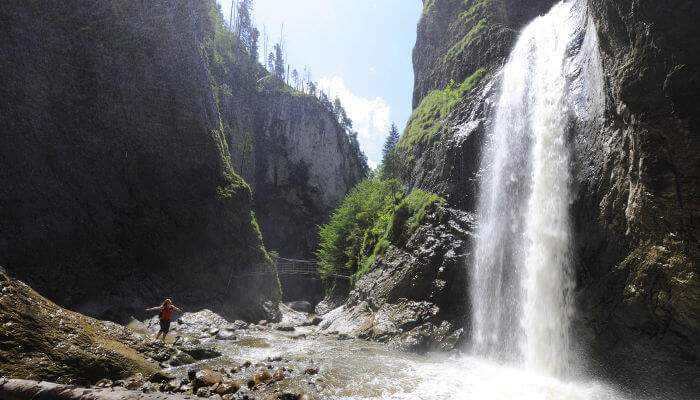 Wasserfall im Entlebuch zwischen Felswänden