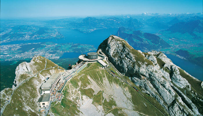 Luftaufnahme des Pilatus im Sommer