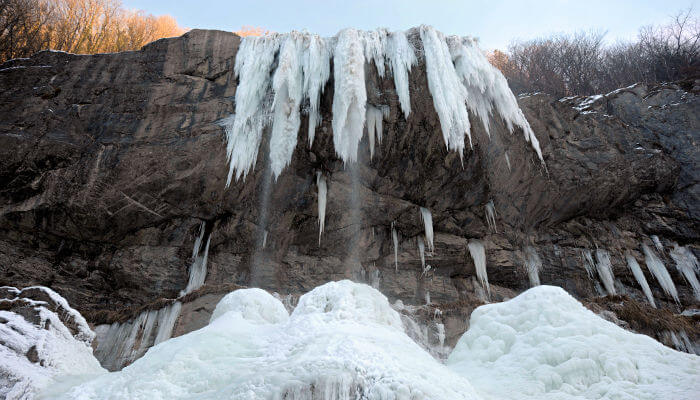 Gefrorener Bettbach Wasserfall im Winter