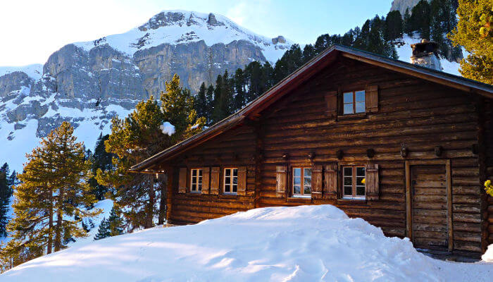 Hohganhütte im Schnee bei Sonnenschein