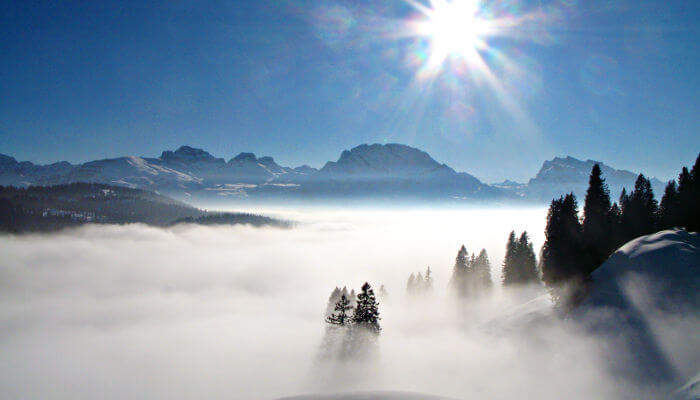 Nebel über Schwyz mit Bergpanorama an der Sonne