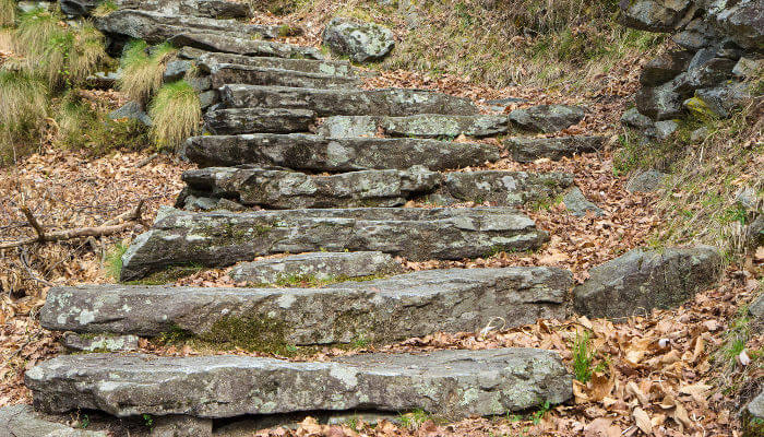 Steile Steintreppe die den Berg hoch führt