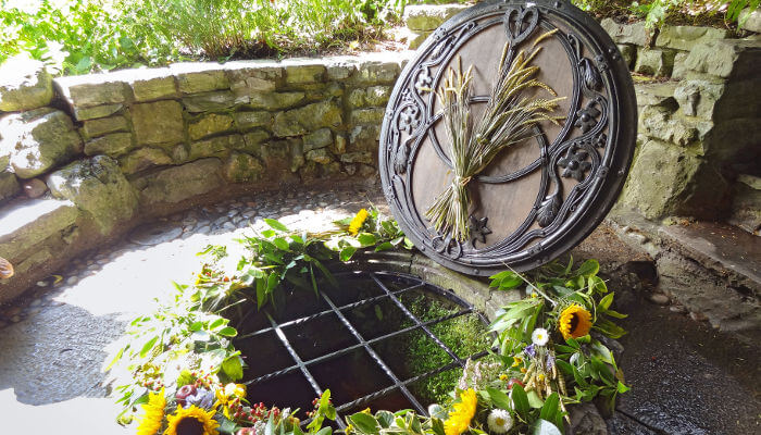 Mit Blumen geschmückter Brunnen Chalice Well