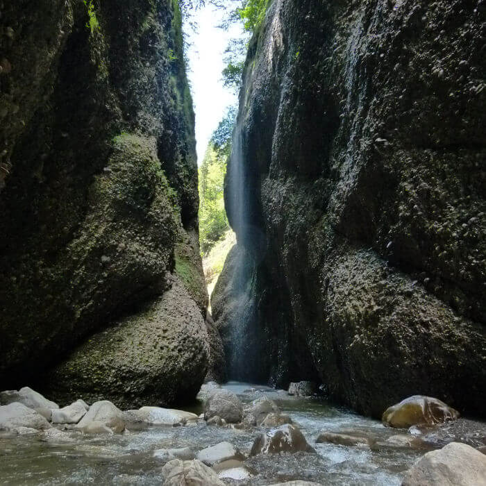 Fluss durch Felsen von der Emmequelle