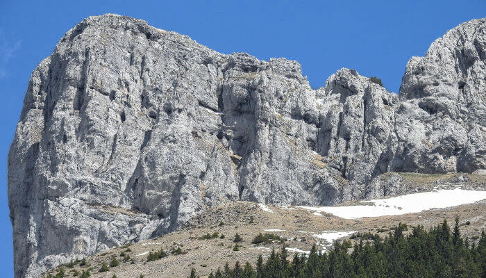 Graue hohe Felswände in der Sonne