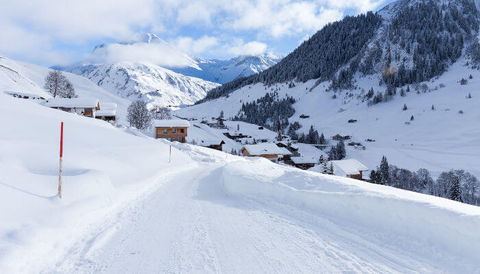 Häuser im Schnee in St. Antönien