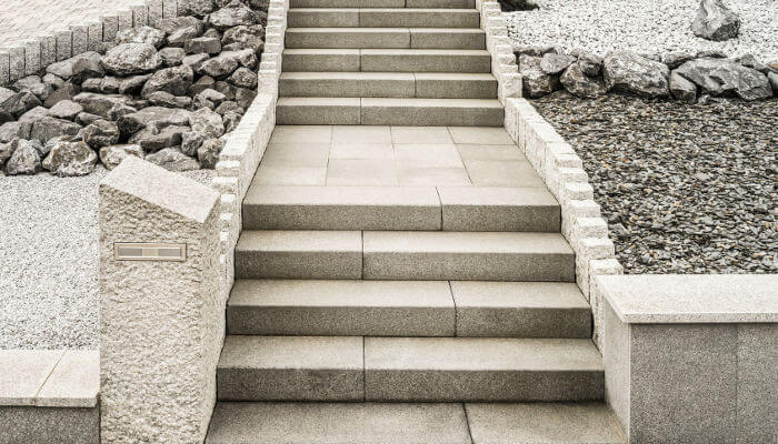 Treppe eingefasst von grauen Steinen ohne Pflanzen