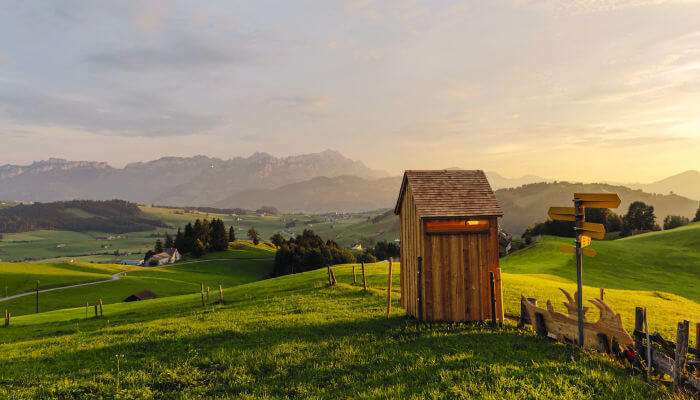 Hügellandschaft im Abendlicht im Sommer im Appenzellerland