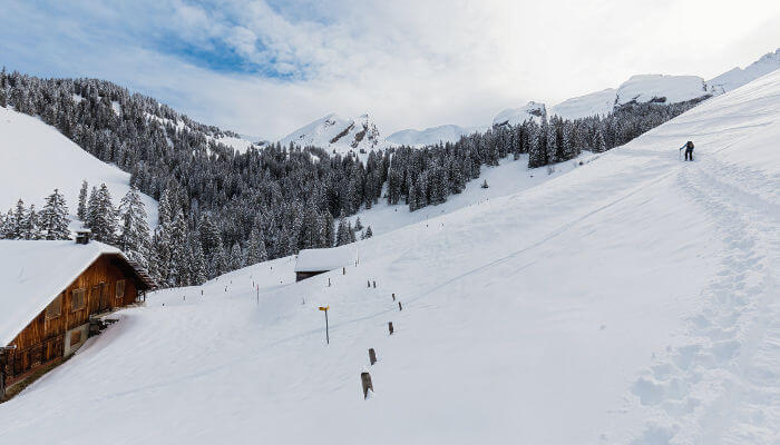 Schneebedeckte Berglandschaft mit Hütten