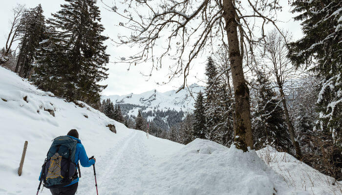 Winterwanderer auf Schneepfad in den Bergen