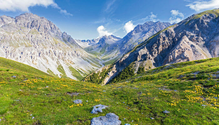 Graue Felswände und grüne Wiesen des Nationalpark