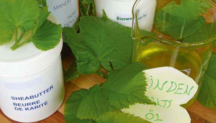 Glas mit Oel und Lindenblüten Blättern