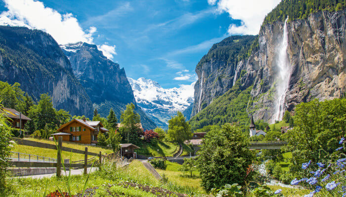 Reisender Staubbachfall in Lauterbrunnen im Sommer