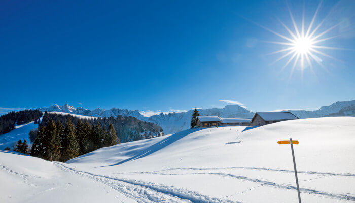 Verschneite Schneelandschaft mit Berghütten