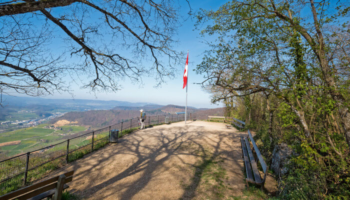 Aussichtsplattform mit Wanderin und Bänken