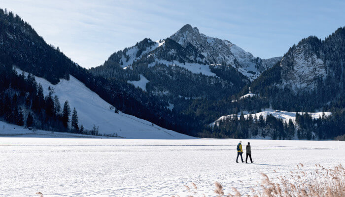 Schwarzsee im Winter bei Sonnenschein und verschneiter Landschaft