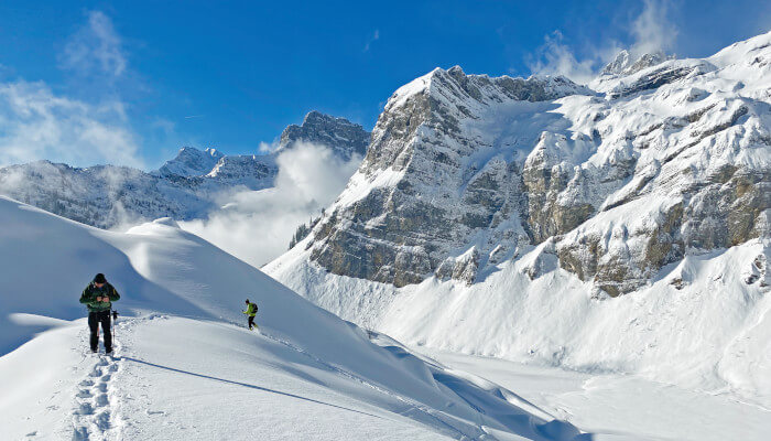 Berge im Winter und einem Schneeschuhwanderer